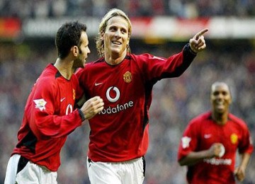 Diego Forlan bersama Ryan Giggs saat membela MU