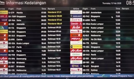 Digital board kedatangan penumpang di Bandara Soekarno-Hatta, Jakarta. PT Angkasa Pura (AP) II (Persero) dengan Kantor Imigrasi dan Kantor Kesehatan Pelabuhan (KKP) menyiapkan jalur khusus penumpang dari Iran, Italia, Korea Selatan, dan China.