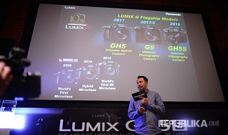 Digital Imaging Product Marketing Manager PT Panasonic Gobel Indonesia Agung Ariefiandi mempresentasikan fitur kamera Panasonic Lumix GH5S di Jakarta, Senin (26/3). Kamera mirrorles high end dengan harga Rp 32,9 juta  ini menyasar kalangan videografer profesional yang memerlukan kamera video yang mumpuni di kondisi cahaya minim.