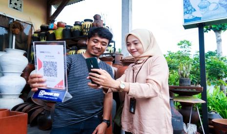 Digitalisasi menjadi salah satu pondasi transformasi digital yang selama ini dilakukan oleh PT Bank Rakyat Indonesia (Persero) Tbk atau BRI. Selama tahun 2023, tercatat sebesar 99 persen dari total transaksi BRI dilakukan melalui kanal digital. Sementara itu, sisanya dilakukan secara konvensional di cabang atau unit kerja BRI. 