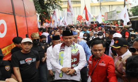 Diiringi ribuan pendukungnya, calon wali kota Bekasi, Tri Adhianto, mendaftar ke KPUD, Rabu (28/8/2024).