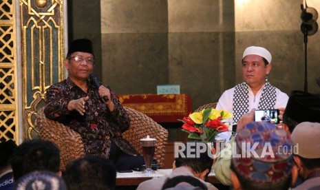 Diisi tausiyah Guru Besar UII Mahfud MD dan Rektor UII Nandang Sutrisno, shalat Subuh berjamaah jadi pembuka rangkaian milad ke-75 UII. 