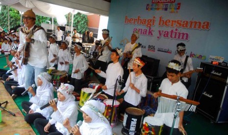 Musisi Dik Doank bersama kelompok musik Kandank Jurang Doank menghibur sejumlah anak yatim piatu dalam acara 