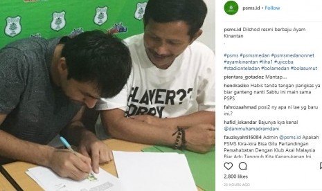 Dilshod Sharofetdinov menandatangani kontrak semusim membela PSMS Medan disaksikan pelatih PSMS Djadjang Nurdjaman.