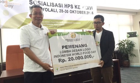 Dimas Nurcahyo (jas hitam) menjadi pemenang lomba desain logo world food day.