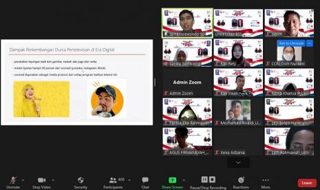 Dimas Praditya, alumni Universitas BSI (Bina Sarana Informatika) program studi (prodi) Broadcasting hadir sebagai narasumber dan membagi pengalamannya dalam acara webinar Kemerdekaan Digital. Webinar Kemerdekaan Digital dengan tema Merajut Kebersamaan Dalam Menghadapi Pandemi ini telah sukses digelar pada Jumat (27/8) lalu, oleh Universitas BSI menyambut hari kemerdekaan RI ke-76.