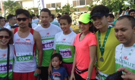 Dimas Seto dan rekan artis lainnya usai lari di acara Nutrilite Health Run 2015 di Summarecon Mal Bekasi, Ahad (10/5)