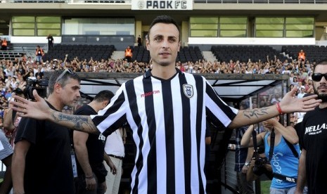 Dimitar Berbatov saat diperkenalkan ke penggemar PAOK.