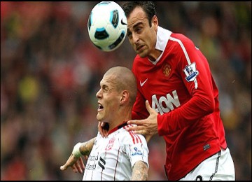 Dimitar Berbatov  (kanan) saat mencetak gol ketiga ke jala Liverpool.