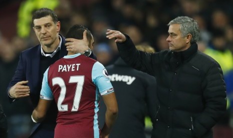 Dimitri Payet di antara pelatih West Ham, Slaven Bilic (kiri) dan pelatih Manchester United, Jose Mourinho pada laga kedua tim di stadion London, awal Januari. Payet kini telah dijual ke Marseille.