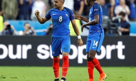 Dimitri Payet (kiri) merayakan golnya bersama Blaise Matuidi.