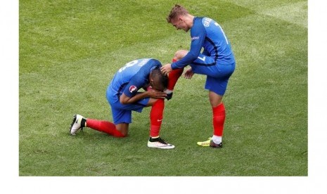 Dimitri Payet mencium sepatu Antoine Griezman yang baru saja mencetak gol kedua Prancis.