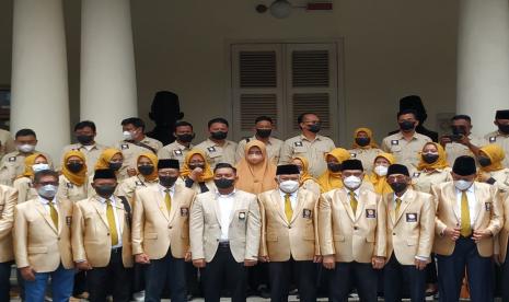 Din Syamsuddin dan sejumlah pengurus Partai Pelita berfoto di halaman Gedung Joang usai menggelar deklarasi, Senin (28/2).