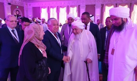 Din Syamsuddin (ketiga dari kiri) bersalaman dengan Syaikh Abdullah Bin Bayyah, ketua Muntada Ta’zis Silmi fil Mujtama’at al-Islamiyah, di Abu Dhabi, Selasa (10/12).