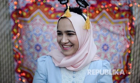 Dina Sayedahmed muslim Amerika keturunan Mesir berswafoto menjelang berbuka puasa di kediamannya di Bayonne, New Jersey, AS.