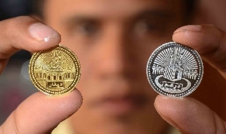 Dinar dan dirham. Dinar dan dirham yang beradar di Indonesia saat ini bertujuan untuk investasi, bukan alat tukar.