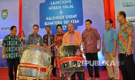  Disbudpar Sumatera Selatan (Sumsel), Jumat (16/12) meluncurkan program wisata halal 2017 yang dilakukan Kepala Disbudpar Sumsel Irene Camelyn bersama stake holder pariwisata.(Foto: Republika/Maspril Aries)