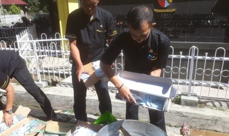 Dinas Kependudukan dan Pencatatan Sipil (Disdukcapil) Kabupaten Bandung memusnahkan 29.389 keping Kartu Tanda Penduduk (KTP) elektronik periode 2011-2013 yang sudah kedaluwarsa dan rusak dengan cara dibakar. Pemusnahan dilakukan untuk mengantisipasi penyalahgunaan jelang pemilihan presiden serta mencegah penyalahgunaan lainnya oleh orang yang tidak bertanggung jawab.