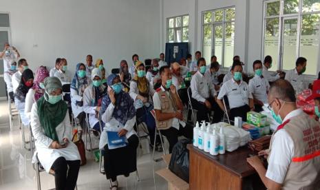 Dinas Kesehatan Kabupaten Majalengka mendistribusikan alat pelindung diri (APD) dan alat kesehatan (alkes) lainnya ke semua puskesmas dan rumah sakit yang ada di Kabupaten Majalengka, Rabu (8/4). Pasokan itu diharapkan dapat membantu sekaligus memaksimalkan tugas gugus dalam pemberantasan Covid-19 di Kabupaten Majalengka.