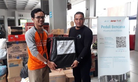  Rumah Amal Salman dari tahun ke tahun berkomitmen menyalurkan zakat fitrah dalam bentuk beras kepada masyarakat yang membutuhkan.  Tampak Dinas Kesehatan Kota Bandung, serahkan bantuan untuk disalurkan ke daerah bencana oleh Rumah Amal Salman, Rabu (29/1)