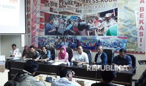 Dinas Kesehatan Kota Bekasi memberikan keterangan pers mengenai Kejadian Luar Biasa (KLB) Difteri dan penanganannya di Kota Bekasi, di Media Center Pemerintah Kota Bekasi, Jumat (15/12).