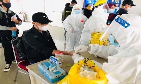 Dinas Kesehatan Kota Bogor laksanakan rapid test di Stasiun Bogor, Jumat (30/10) sesuai arahan Gugus Tugas Provinsi Jawa Barat.