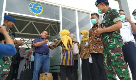 Dinas Kesehatan Kota Tasikmalaya membagikan masker kepada penumpang dan petugas di Bandara Wiriadinata, Kota Tasikmalaya, Selasa (28/1). 