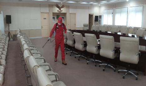 Penyemprotan disinfektan di kantor layanan publik dan ruang publik untuk mencengah penularan Covid-19