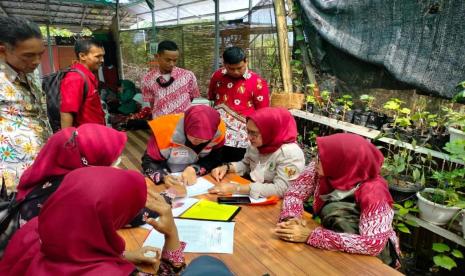 Dinas Ketahanan Pangan dan Pertanian Kabupaten Indramayu berkunjung ke Kelompok Wanita Tani (KWT) Kamboja di Desa Berdaya Tegalurung