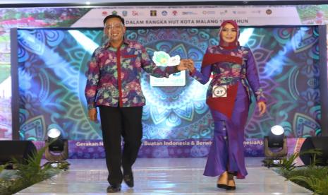 Dinas Koperasi Perindustrian dan Perdagangan (Diskopindag) Kota Malang bersama Dewan Kerajinan Nasional Daerah (Dekranasda) Kota Malang menggelar Malang Batik Festival 2022 di Ballroom Kartini Imperial Building, Rabu (30/3/2022). Pagelaran ini ditunjukkan untuk menyambut peringatan HUT ke-108 Kota Malang yang jatuh pada 1 April mendatang.