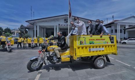 Dinas Lingkungan Hidup (DLH) Kota Bogor mengalokasikan 68 motor sampah (Mosam) ke setiap kelurahan. Hal ini dilakukan sebagai respon cepat DLH Kota Bogor, mengenai adanya keterbatasan sarana prasarana di wilayah dalam pengumpulan sampah.