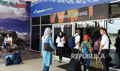 Dinas Pariwisata DIY memberikan sambutan tari-tarian untuk wisatawan di pintu kedatangan Bandara Adisutjipto.   Selain Bandara Adisutjipto, sambutan itu dihadirkan pula di Stasiun Tugu Yogyakarta dan Jalan Malioboro. Ahad (24/13). 