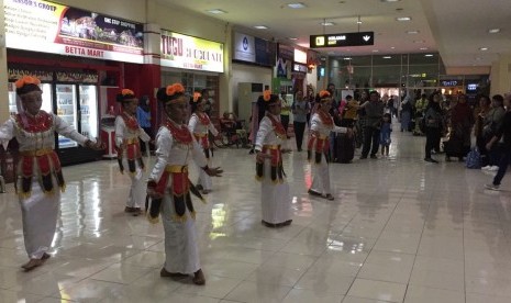 Dinas Pariwisata DIY memberikan sambutan tarian untuk wisatawan di pintu kedatangan Bandara Adisutjipto, Ahad (24/12). Selain Bandara Adisutjipto, sambutan itu dihadirkan pula di Stasiun Tugu Yogyakarta dan Jalan Malioboro. 