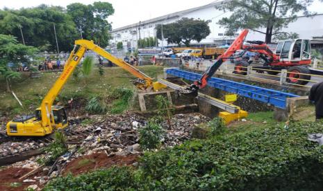 Dinas Pekerjaan Umum dan Penataan Ruang (PUPR) Kota Depok mengerahkan alat berat untuk melakukan pembersihan sampah di Kali Baru, Kelurahan Tugu, Kecamatan Cimanggis, Kota Depok, Rabu (27/1). Tumpukan sampah sudah seperti daratan di Kali Baru itu terdapat di depan pabrik PT YKK Zipper Indonesia.