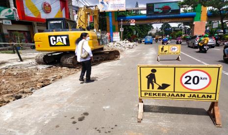 Dinas Pekerjaan Umum dan Penataan Ruang (PUPR) Kota Depok akhirnya melakukan penataan trotoar Jalan Margonda yang selama ini dikeluhkan pejalan kaki karena sempit dan rusak. 