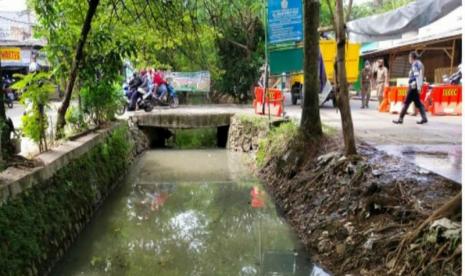 Dinas Pekerjaan Umum dan Penataan Ruang (PUPR) Kota Tangerang membangun saluran drainase untuk mencegah banjir pada musim hujan.