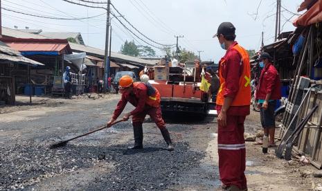 Dinas Pekerjaan Umum Penataan Ruang Perumahan dan Kawasan Permukiman (PUPRPKP) Kota Malang melakukan perbaikan jalan di Pasar Gadang. Sejumlah alat berat dan petugas telah diturunkan untuk menangani titik-titik kerusakan sepanjang koridor jalan.