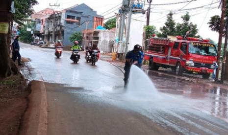 Dinas Pemadam Kebakaran (Damkar) dan Penyelamatan Kota Depok bergerak cepat menindaklanjuti laporan tumpahan tanah di Jalan Kalimulya, Kecamatan Cilodong, Kota Depok. Pihaknya langsung membersihkan jalanan tersebut dengan semprotan air menggunakan truk tangki untuk mengantisipasi kecelakaan.