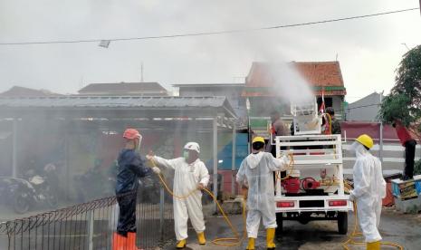 Dinas Pemadam Kebakaran (Damkar) dan Penyelamatan Kota Depok bersama Polres Metro Depok, Kodim 0508/Depok serta Dinas Perhubungan (Dishub) dengan memyemprotkan disinfektan ke sejumlah fasilitas publik. Termasuk pangkalan atau shelter ojek online (ojol) di Stasiun Depok Baru dan Stasiun Depok Lama.