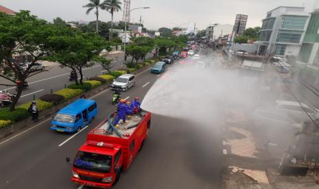 Dinas Pemadam Kebakaran dan Penyelamatan (Damkar) Kota Depok melakukan penyemprotan disinfektan di sepanjang Jalan Margonda Raya Depok, Senin (23/3/2020). Hingga Selasa, jumlah warga Depok yang positif Corona mencapai 15 orang