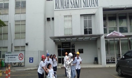 Dinas Pemadam Kebakaran Kota Bekasi (Disdamkar) menggelar simulasi pelatihan tanggap bencana di RS Siloam Hospitals Bekasi Timur.