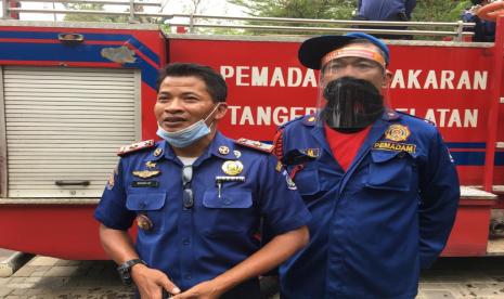 Dinas Pemadam Kebakaran Kota Tangerang Selatan (Tangsel) lakukan penyemprotan disinfektan di Balai Kota Tangsel, Ciputat, Jumat (11/9). Penyemprotan disinfektan di kantor wali kota ini merupakan yang pertama kalinya sejak kota Tangsel zona merah hingga perpanjangan Pembatasan Sosial Berskala Besar (PSBB) ke 10 .