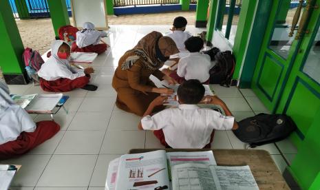 Dinas Pendidikan Kabupaten Ciamis mencatat seluruh sekolah di daerah itu, mulai dari tingkat kelompok bermain hingga sekolah menengah pertama, telah layak untuk menggelar pembelajaran tatap muka (PTM). Kelayakan itu dinilai berdasarkan hasil verifikasi ke setiap sekolah.