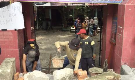 Dinas pendidikan kota Depok diminta untuk mempersiapkan gedung pengganti yang akan digunakan siswa SDN 01 Pondok Cina Depok sebelum melaksanakan pembangunan Masjid Agung Kota Depok.