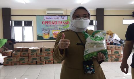 Dinas Perdagangan dan Perindustrian (Disdagin) Kota Bandung bekerja sama dengan Wilmar menggelar operasi pasar di Kecamatan Regol, Selasa (15/3/2022). Regional Sales Promotion Manager Wilmar Jawa Barat Yuli Sukmayati mengatakan, untuk operasi pasar kali ini, Wilmar mengalokasikan 2.400 liter minyak goreng untuk masing-masing kecamatan. Selain kecamatan, Wilmar dan Disdagin juga mengagendakan penyaluran minyak goreng di enam toko ritel di Kota Bandung, masing-masing 2.400 liter. 