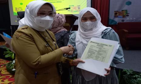 Dinas Perdagangan dan Perindustrian (Disdagin) Kota Bandung menyerahkan sertifikat halal dan uji mutu kepada 220 pelaku IKM di Kota Bandung, Selasa (6/12/2022). 