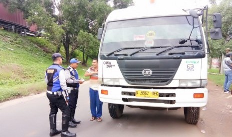 Dinas Perhubungan Kota Bekasi menilang truk bertonase lebih dari delapan ton yang hendak masuk ke Kalimalang, Selasa (4/12).