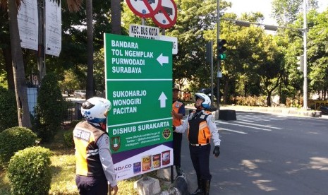 Dinas Perhubungan Kota Solo memasang 128 papan Rambu Pendahulu Petunjuk Jurusan (RPPJ) untuk mengarahkan para pemudik yang melintasi Kota Solo saat arus mudik dan arus balik Lebaran 2019. Seratusan rambu-rambu tersebut dipasang di persimpangan-persimpangan dan pintu masuk Kota Solo, Selasa (21/5). 