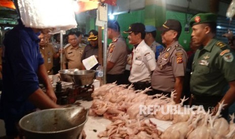 Dinas Perindustrian dan Perdagangan Kabupaten Bogor bersama jajaran Polres Bogor memeriksa stok dan harga bahan pangan di Pasar Cibinong, Bogor, Selasa (19/12).