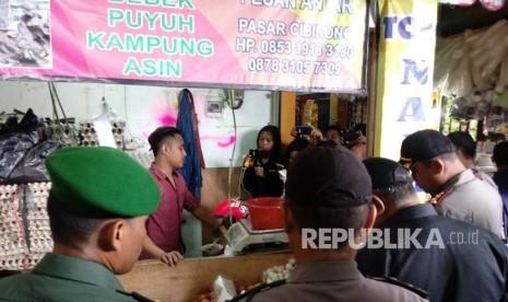 Dinas Perindustrian dan Perdagangan Kabupaten Bogor bersama jajaran Polres Bogor memeriksa stok dan harga bahan pangan di Pasar Cibinong, Bogor, Selasa (19/12).